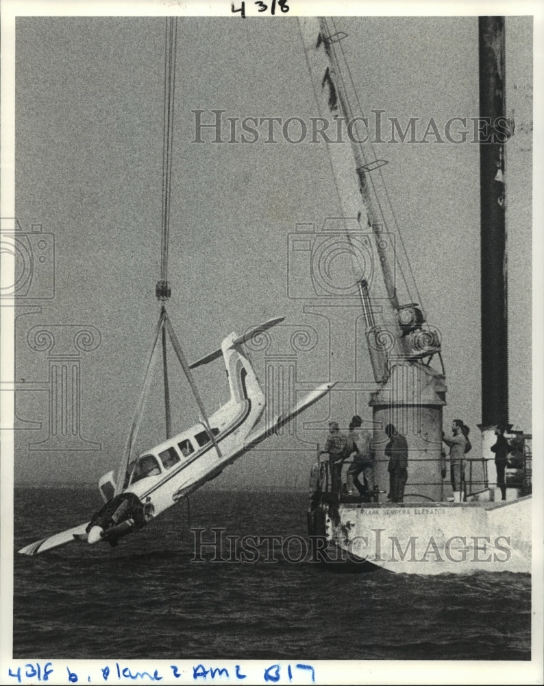 1984 Press Photo Piper Cherokee Airplane Recovered from Lake Pontchartrain- Historic Images