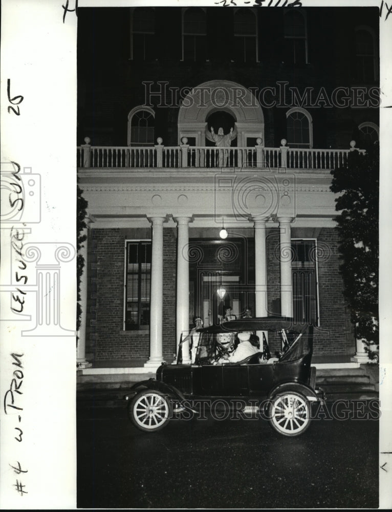 1986 Press Photo Sacred Heart Academy Prom Guests in Model A Car, New Orleans- Historic Images