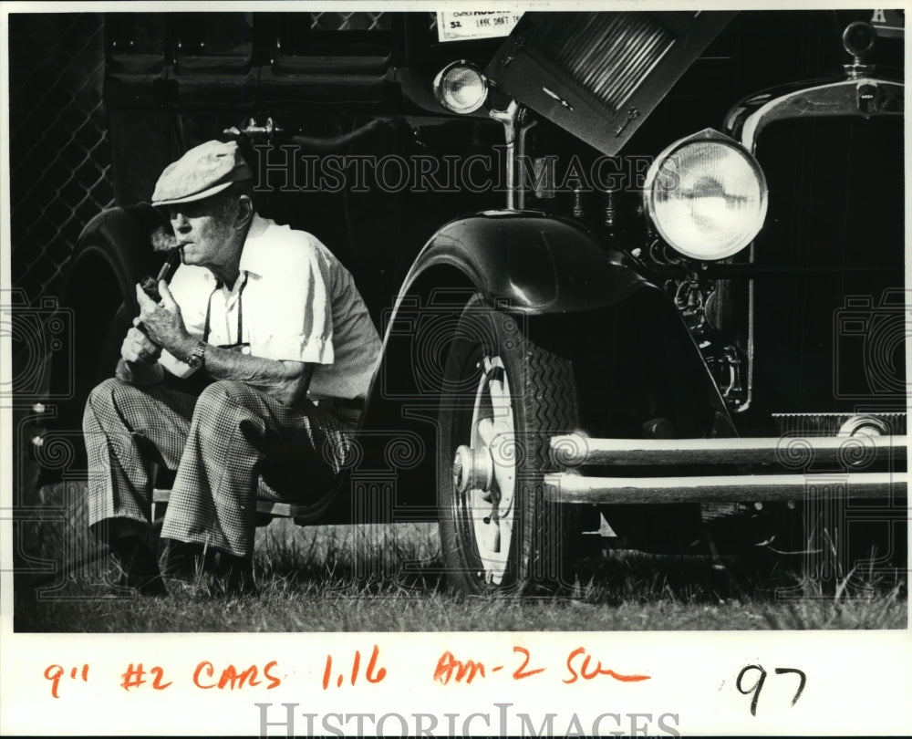 1982 Press Photo Roland Flick Senior Sits on Running Board of 1929 Nash- Historic Images