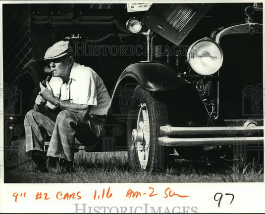 1982 Press Photo Roland Flick Senior Sits on Running Board of 1929 Nash- Historic Images