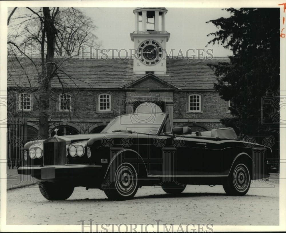 1989 Press Photo Antique Bentley car parked in front of manor- Historic Images