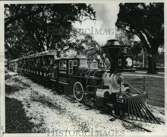1977 Press Photo C. P. Huntington Train at Audubon Park Rides with Passengers- Historic Images