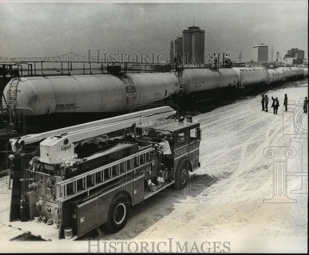 1977 Press Photo New Orleans Firemen stand atop a railroad tank car after Leak- Historic Images