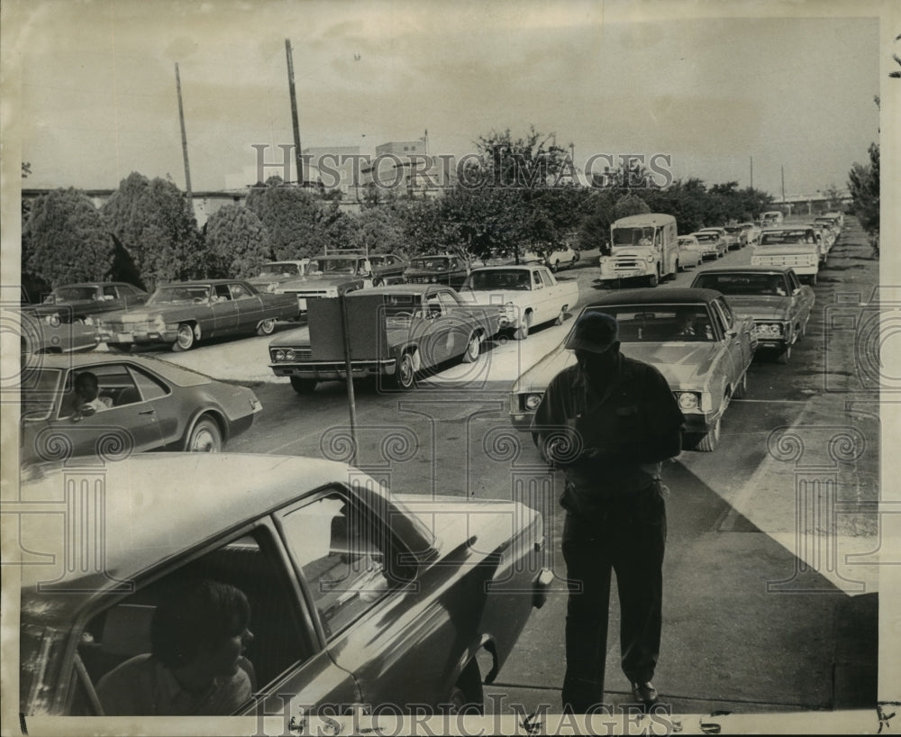 1969 Press Photo Traffic jam at short-handed motor vehicle inspection station- Historic Images