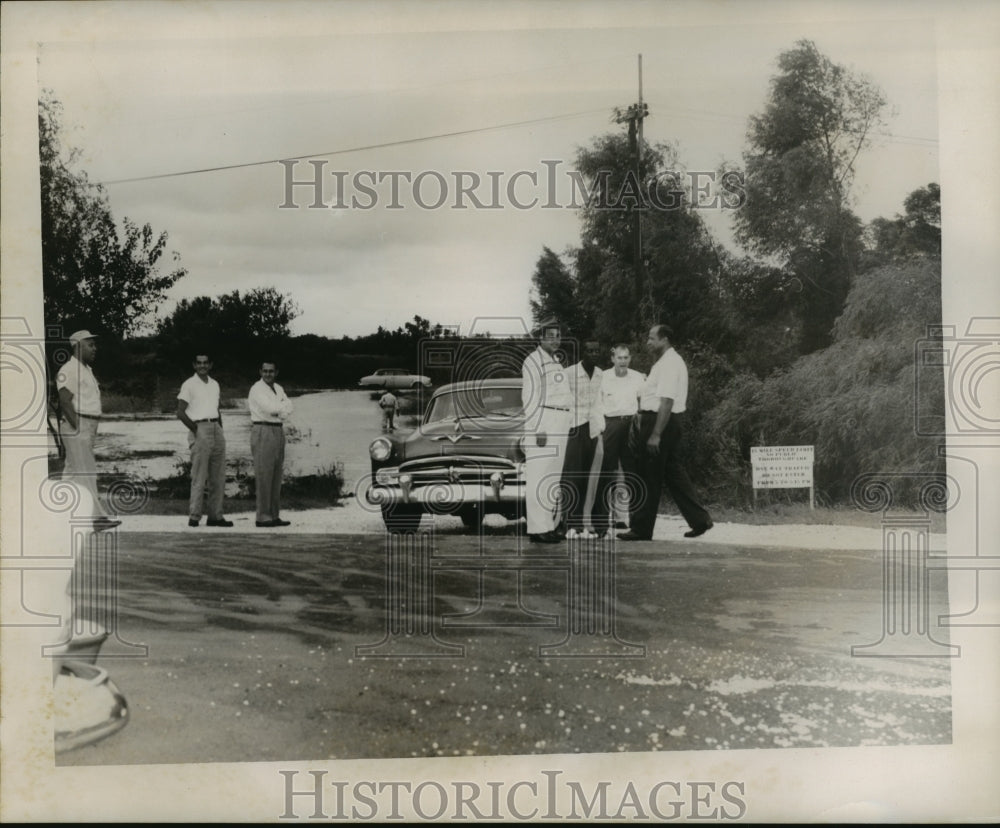1956 Press Photo Flood Waters of Hurricane Flossy strands Cars and Passengers