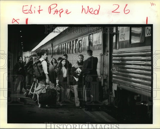 1989 Press Photo Passengers Board Amtrak Southern Crescent in New Orleans