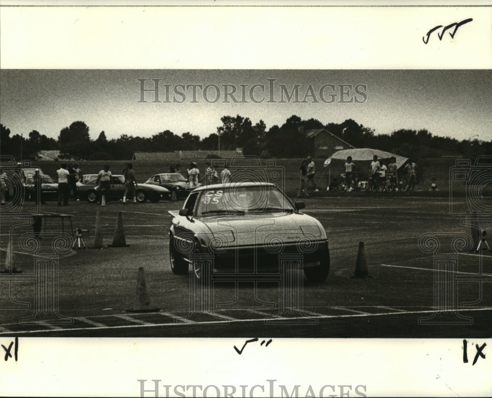 1979 Press Photo Contestant Races clock at Autocross Race at &#39;Cove&#39; parking lot- Historic Images