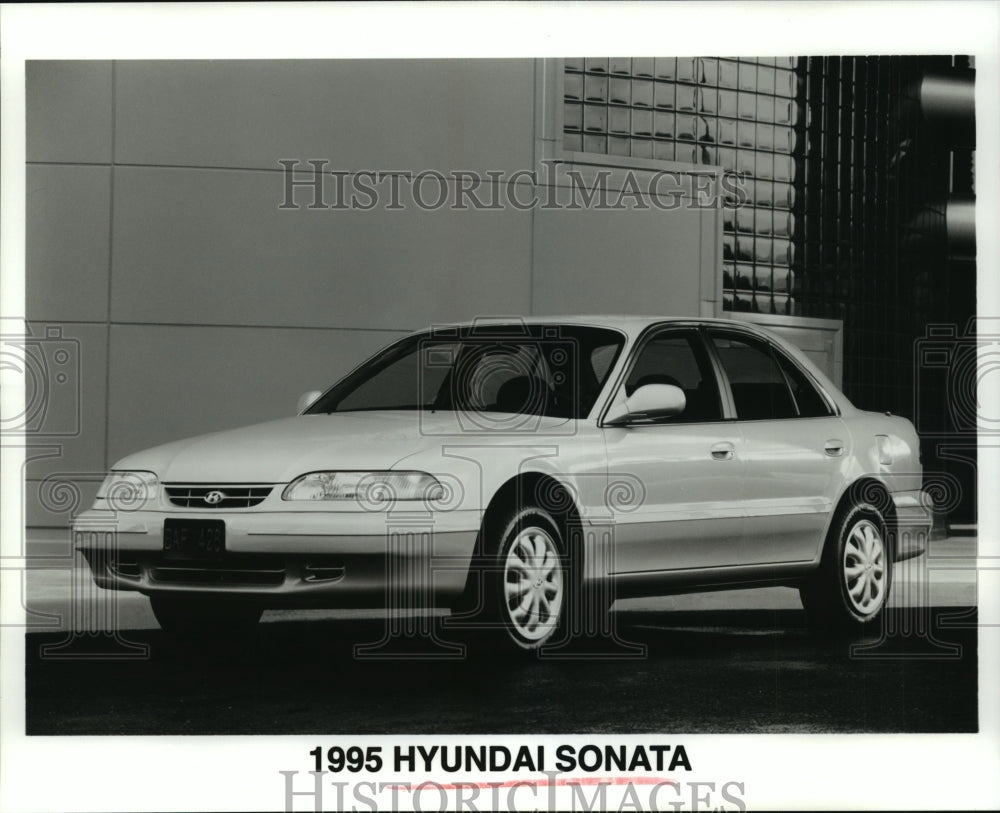 1994 Press Photo 1995 Hyundai Sonata Sedan Automobile- Historic Images