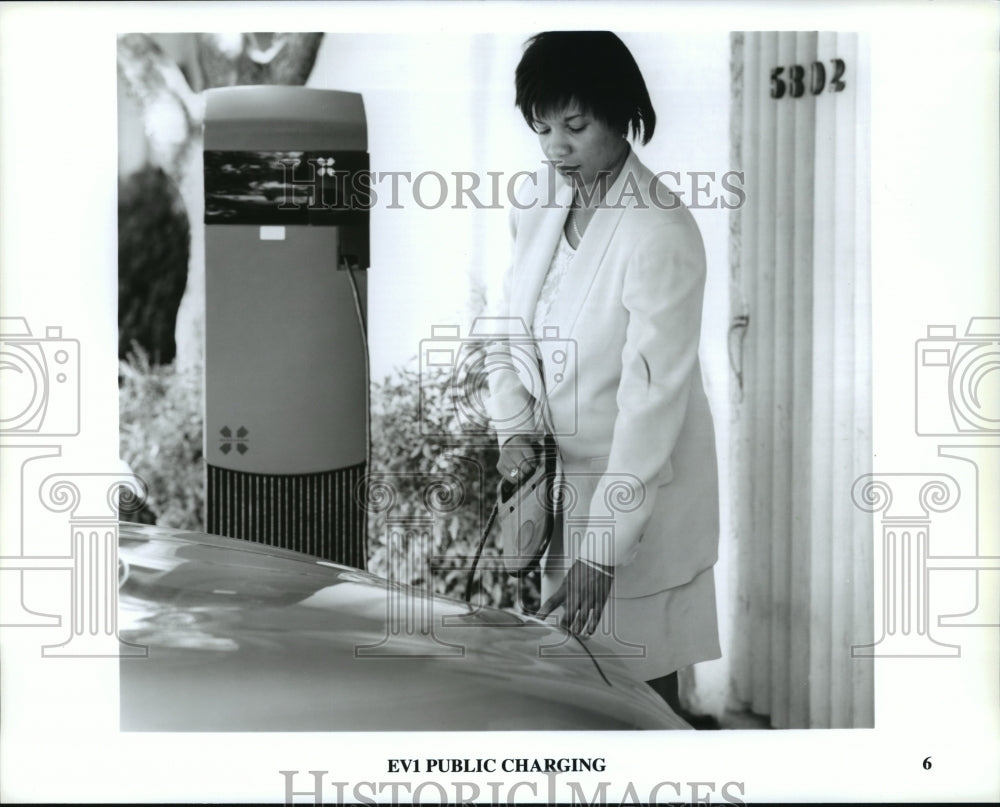  Press Photo EV1 Public Charging of Vehicle Battery- Historic Images