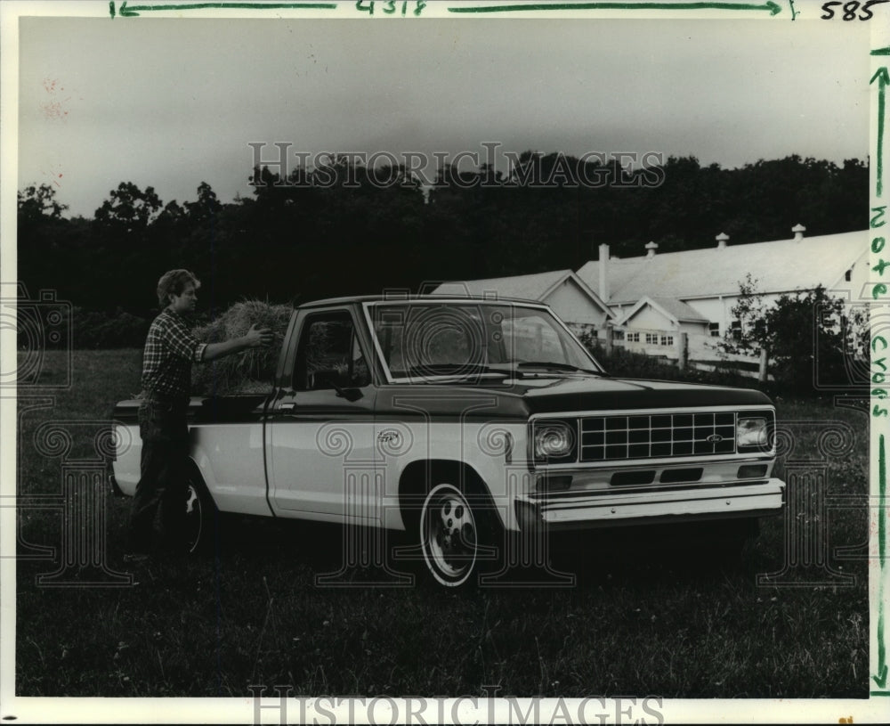 1982 Press Photo Man Loads Hay into 1983 Ford Ranger Pickup Truck- Historic Images