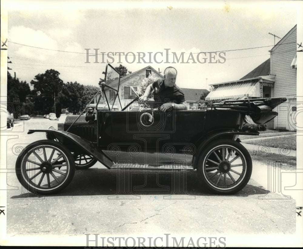 1978 Press Photo Chris Brauner driving 1912 Model T Ford - Historic Images