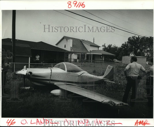 1985 Press Photo Police Check Small Plane Crash Landed In Empty Lot- Historic Images