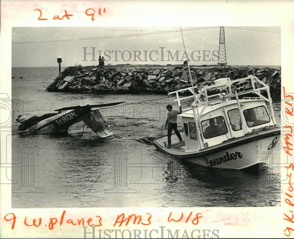 1984 Press Photo Small Plane that Crashed in Lake Pontchartrain Pulled to Shore- Historic Images