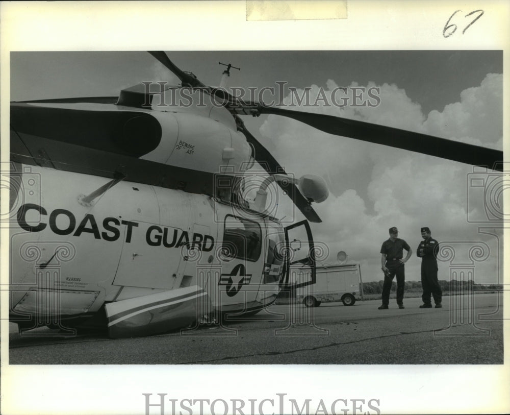 1989 Press Photo Naval Officers Guard Helicopter that Crashed at Naval Station - Historic Images