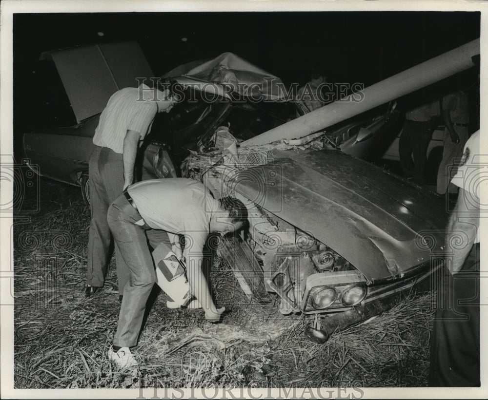 1971 Press Photo Accidents - Automobiles. Pole-pierced car in which one died- Historic Images