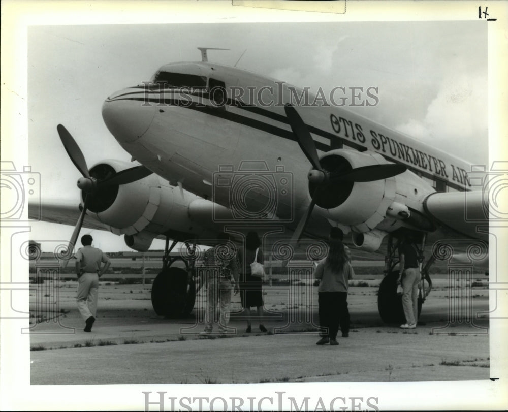 1991 Press Photo Airplanes: Old. People looking at refurbished DC-3 airplane- Historic Images