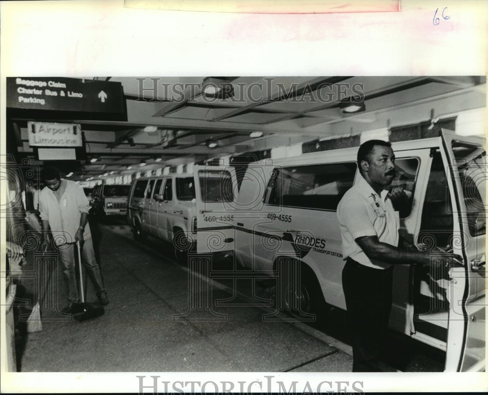 1989 Press Photo Charles Butler, driver for Airport Rhodes makes airport pick-up- Historic Images