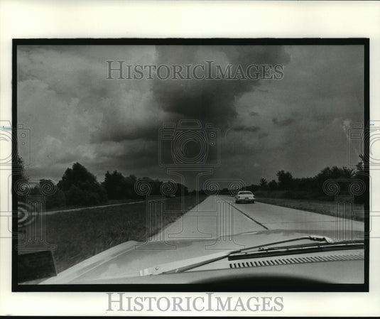 1978 Press Photo Dark Clouds Threaten Drivers on Airline Highway- Historic Images