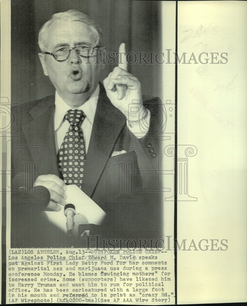 1975 Press Photo Edward M. Davis, Los Angeles Police Chief at Press Conference- Historic Images