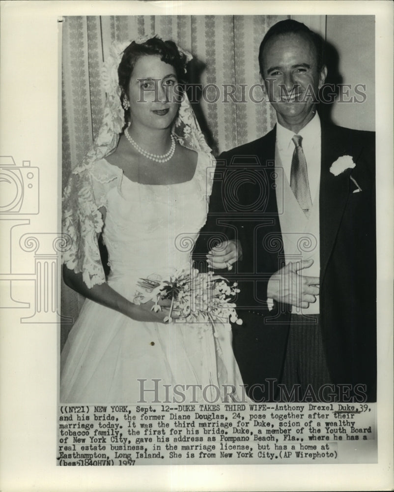 1957 Press Photo Tobacco Scion Anthony Drexel Duke &amp; Bride Diane - not01698