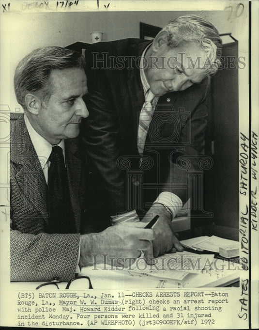 1972 Press Photo Baton Rouge Mayor & Police Major Check Arrest Report- Historic Images