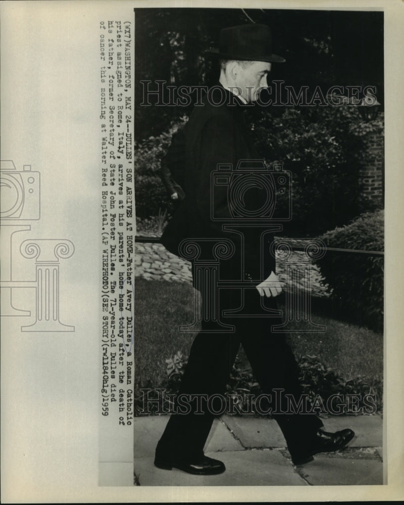 Load image into Gallery viewer, 1959 Press Photo John Foster Dulles' son, Father Avery Dulles, at parents' home
