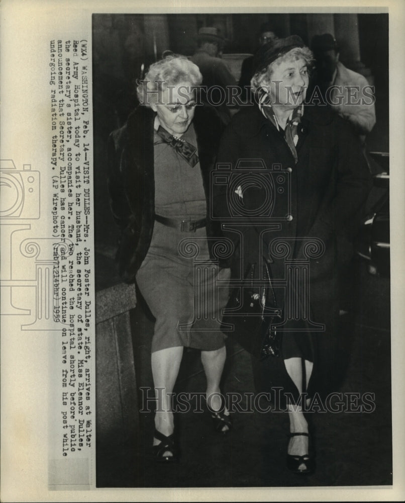 1959 Press Photo Mrs. John Foster Dulles visits husband in Walter Reed Hospital