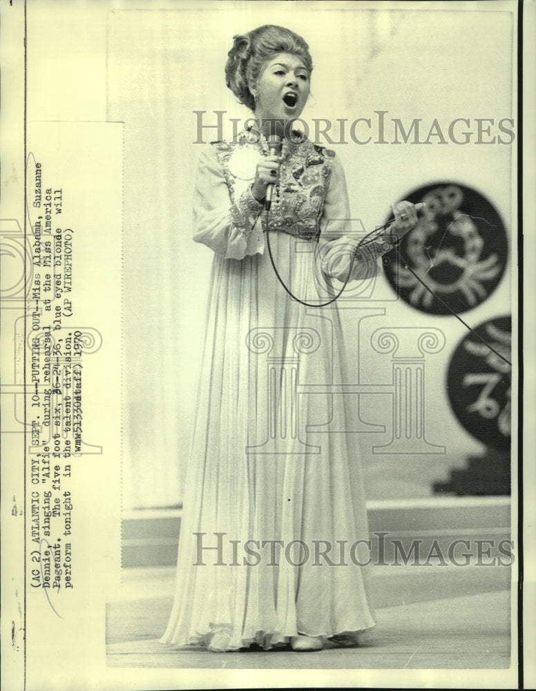 1970 Press Photo Miss Alabama, Suzanne Dennie, singing &quot;Alfie&quot; during rehearsal- Historic Images