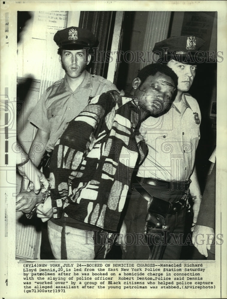 1971 Press Photo Richard Lloyd Dennis with New York Police Officers after Murder- Historic Images