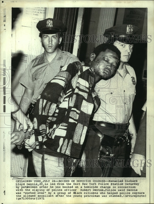 1971 Press Photo Richard Lloyd Dennis with New York Police Officers after Murder- Historic Images