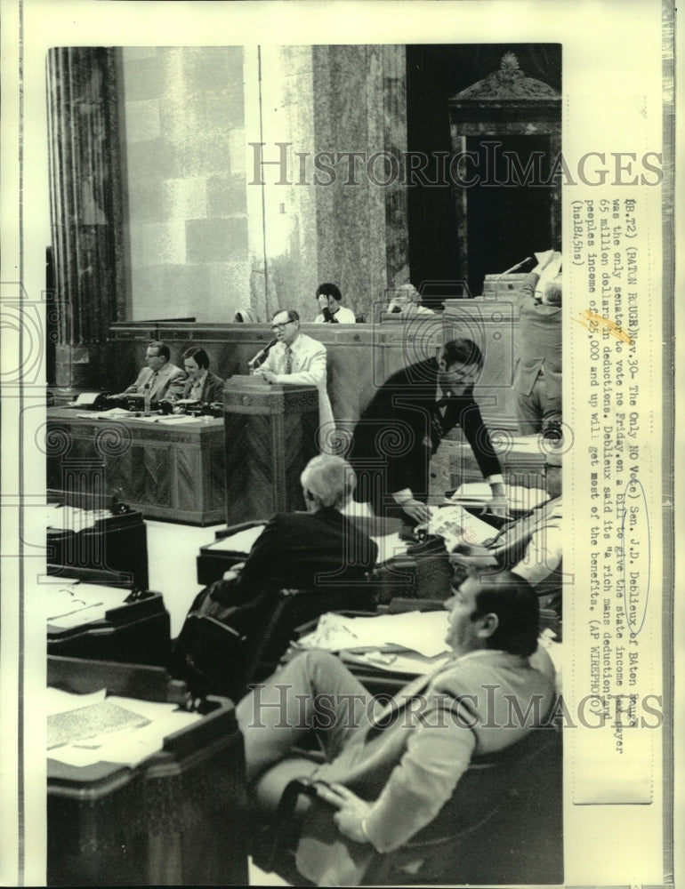 1973 Press Photo Senator J. D. Deblieux of Baton Rouge in Voting with Others- Historic Images