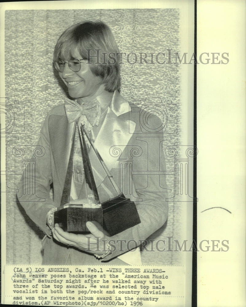 1976 Press Photo John Denver Scores Three American Music Awards, Los Angeles- Historic Images