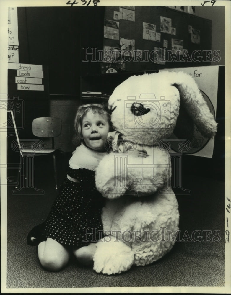 1977 Press Photo Electronic Blinking Bunny Named Tommy Aids Deaf Child- Historic Images