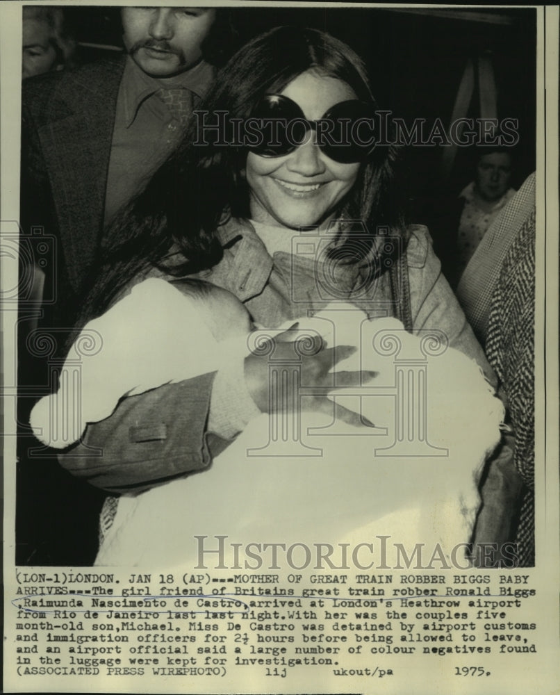 1975 Press Photo Raimunda Nascimento de Castro &amp; Son Michael Arrives in London- Historic Images