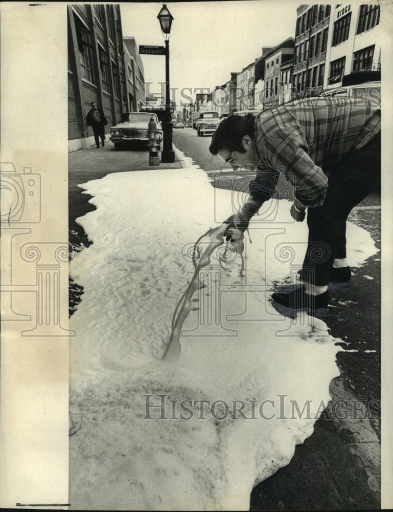 1970 Press Photo New Orleans - Archie Ragas Checks Beer Flowing in Decatur St.- Historic Images