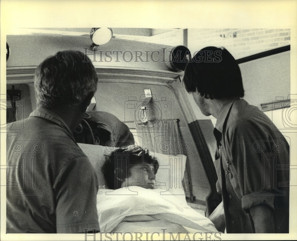 1975 Press Photo Licardo Del Real Loaded Into an Ambulance- Historic Images