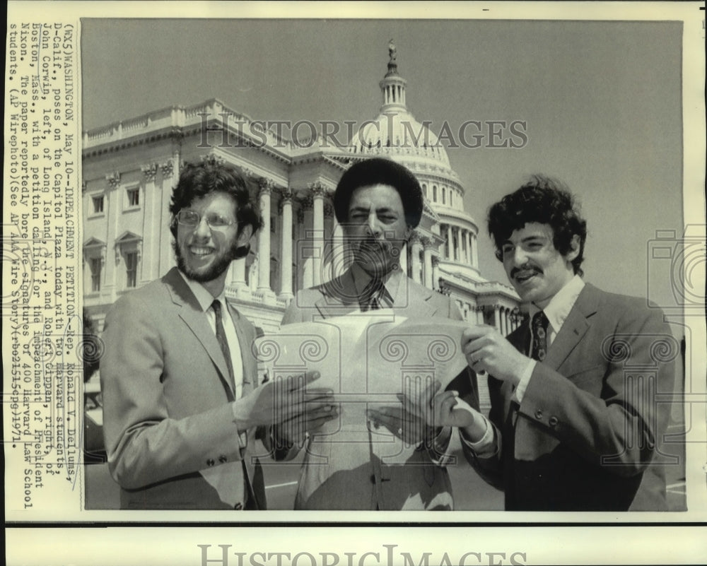 1971 Press Photo Rep. Ronald V. Dellums and Harvard Students on Capitol Plaza- Historic Images