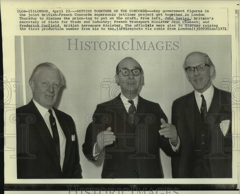 1971 Press Photo John Davies &amp; others in London discuss price of Concorde.- Historic Images