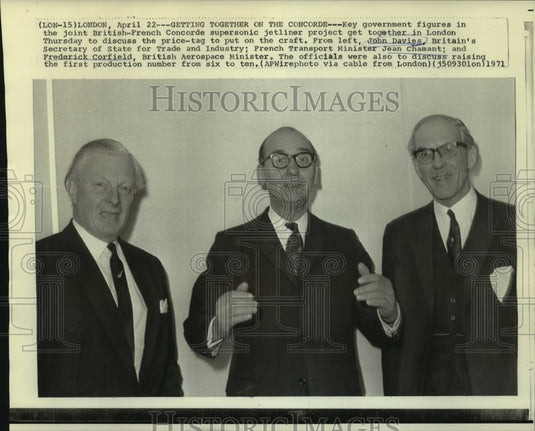 1971 Press Photo John Davies & others in London discuss price of Concorde.- Historic Images