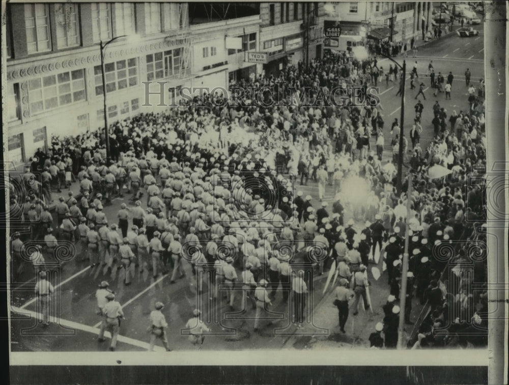 1967 Press Photo California police clear 3,000 protesters by forming a wedge.- Historic Images