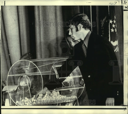1971 Press Photo Brewster Bede pulls a capsule from National Draft Lottery.- Historic Images