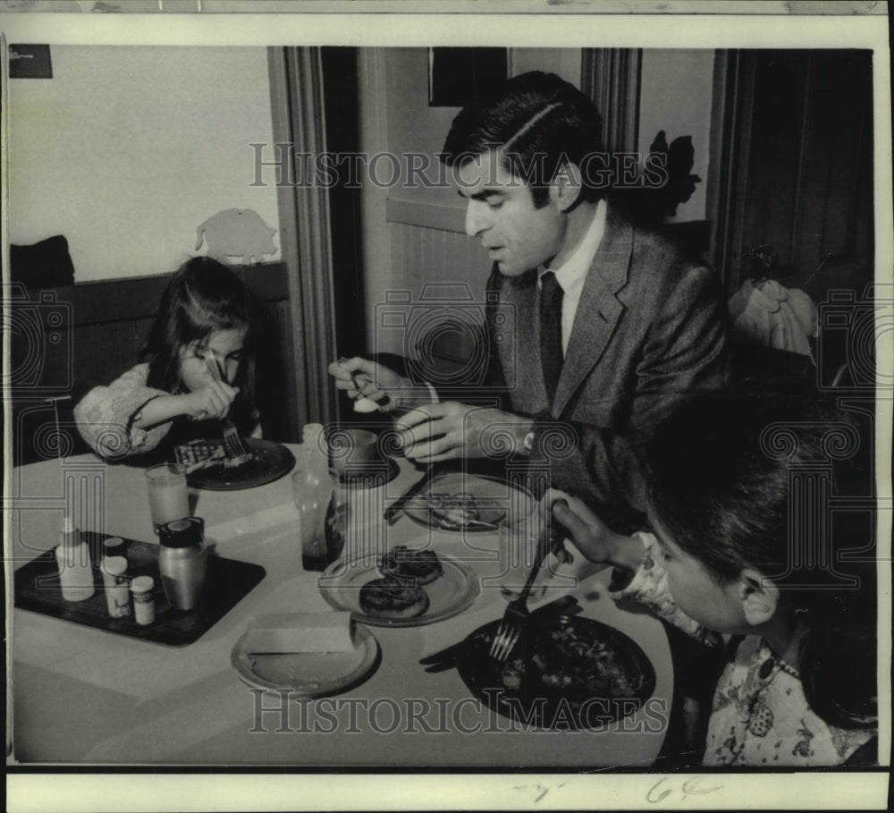 1975 Press Photo Governor Dukakis eats breakfast with daughters, Kara &amp; Andrea- Historic Images