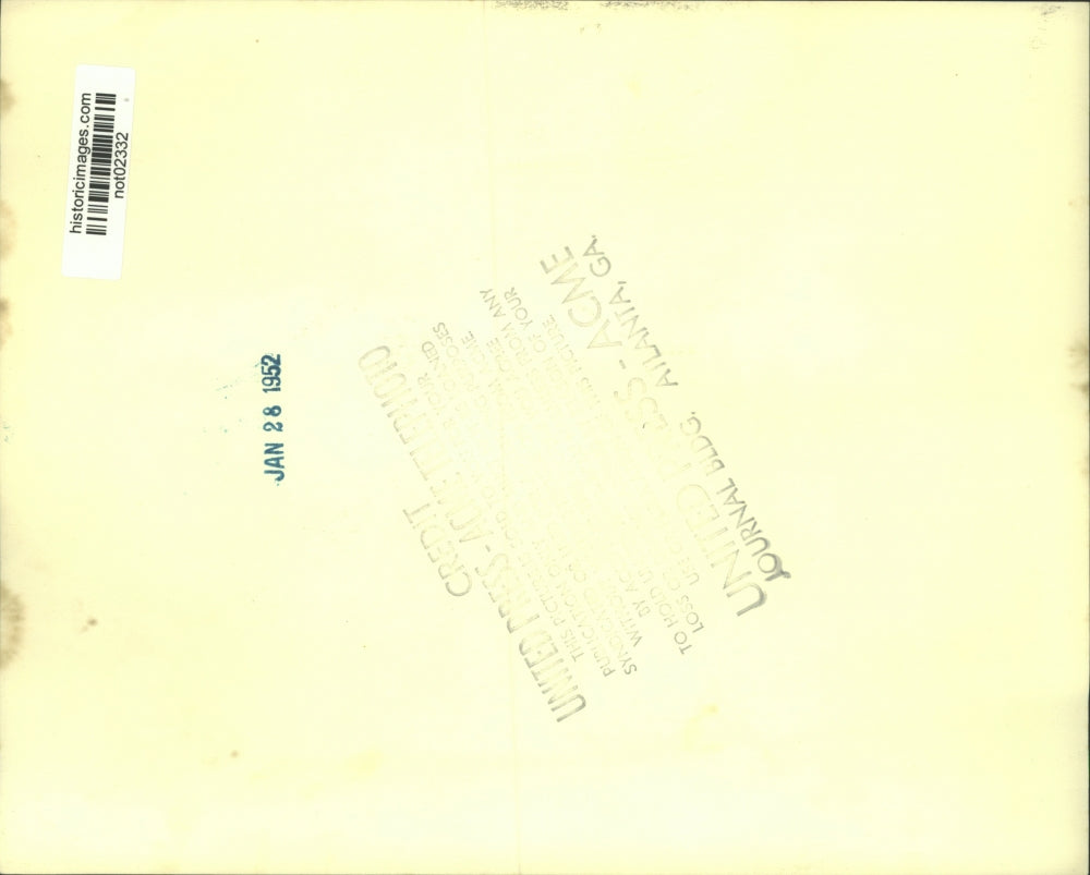 1952 Press Photo Countell du Monceau being interviewed, looking for husband, son