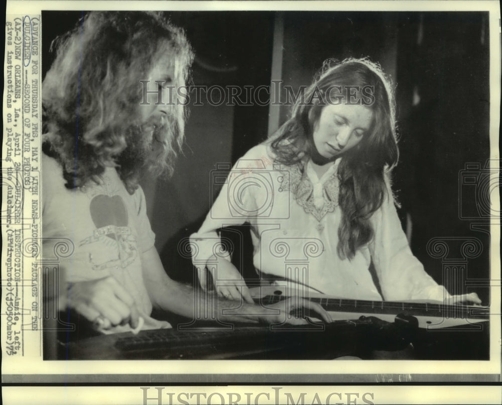 1975 Press Photo Annie gives instructions on playing the dulcimer.- Historic Images