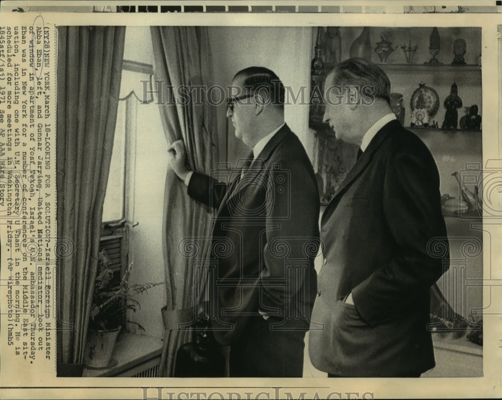 1971 Press Photo Israeli Foreign Minister, United Nations Mediator At Window - Historic Images