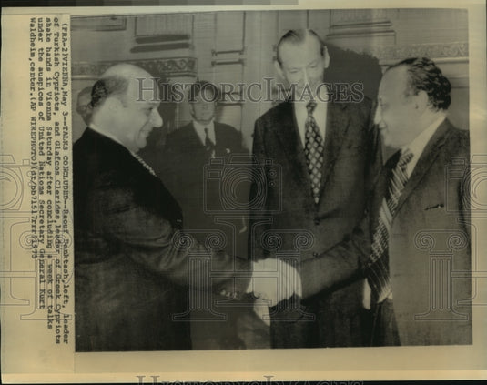 1975 Press Photo Greek, Turkish Cypriot Leaders Shake Hands after Vienna Talks- Historic Images