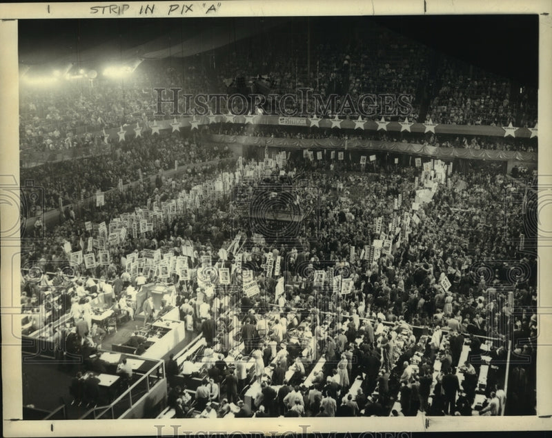 Load image into Gallery viewer, 1956 Press Photo Wide View of Democratic National Convention for Lyndon Johnson
