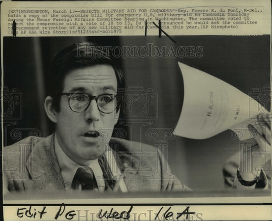 1975 Press Photo Representative Pierre S. du Pont Holds Bill at House Hearing- Historic Images