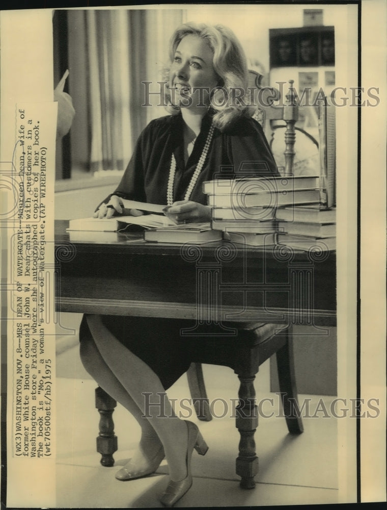 1975 Press Photo Writer Maureen Dean Autographs Copies of her Book Mo- Historic Images