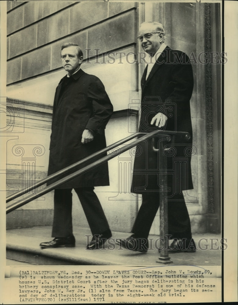 1971 Press Photo Rep. John V. Dowdy &amp; Lawyer John W. Key Jr. Leave Court- Historic Images